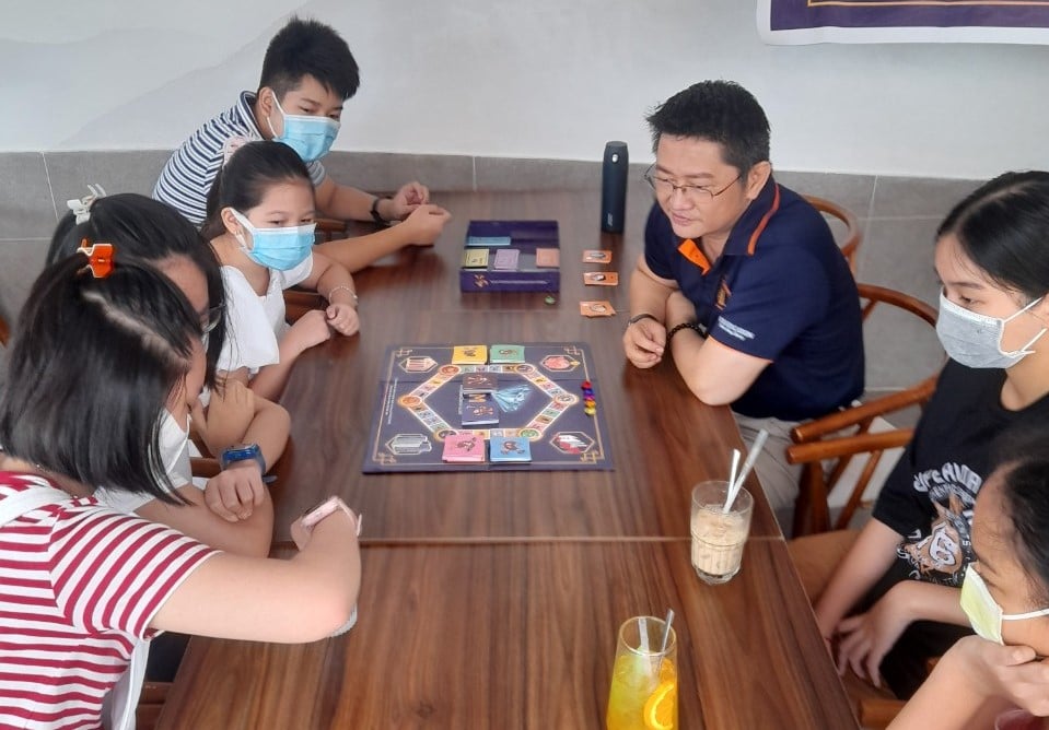 Anh Nguyễn Cửu Long trực tiếp hướng dẫn và chơi cùng các em tại buổi giao lưu.
