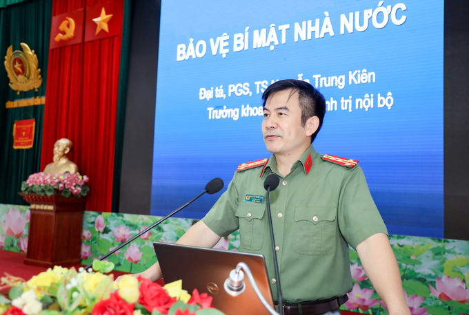 Đại tá, Phó giáo sư, Tiến sĩ Nguyễn Trung Kiên, Trưởng khoa Chính trị nội bộ trình bày chuyên đề cơ bản về bảo vệ bí mật nhà nước cho cán bộ, chiến sĩ Công an thành phố
