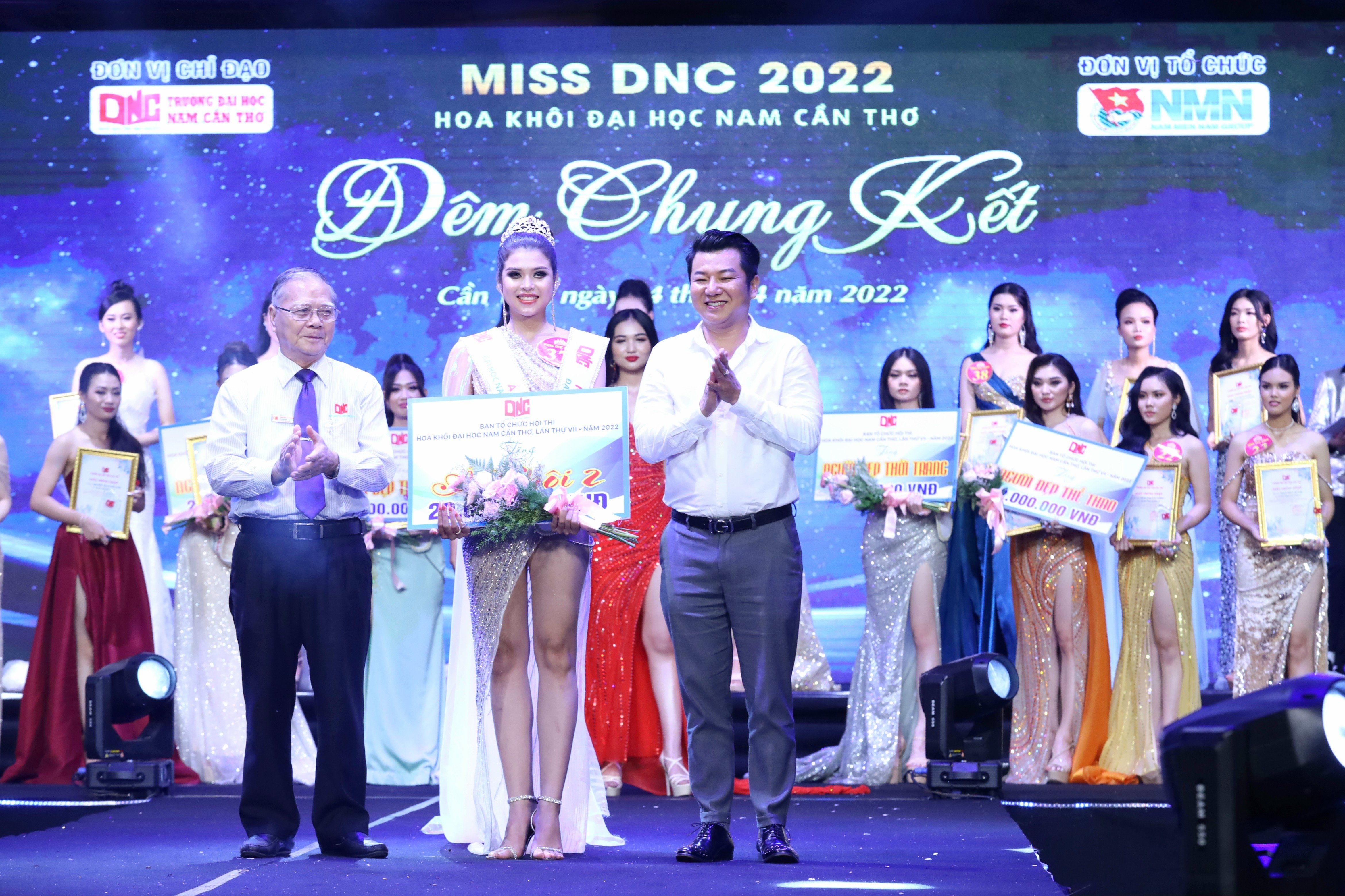 TS Nguyễn Văn Quang – Hiệu trưởng Trường Đại học Nam Cần Thơ trao giải Á khôi 2 cho thí sinh Trần Khả Di.