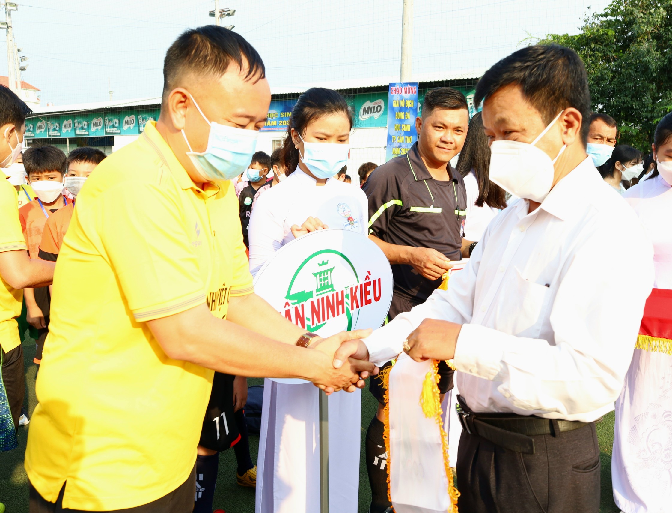 Ông Nguyễn Hữu Nhân - Trưởng Phòng Chính trị, tư tưởng - Sở Giáo dục và Đào tạo TP. Cần Thơ trao cờ lưu niệm cho các đơn vị tham dự giải.