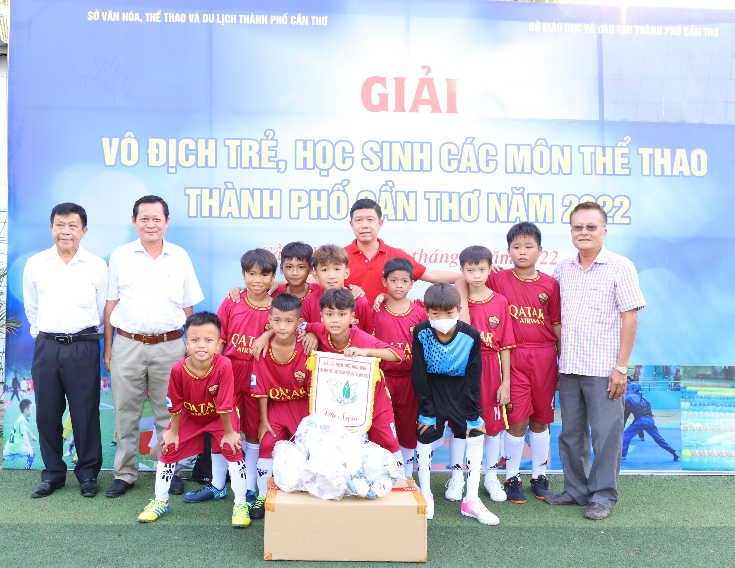 Các đại biểu chụp hình lưu niệm cùng đội bóng tham dự giải Bóng đá U11.