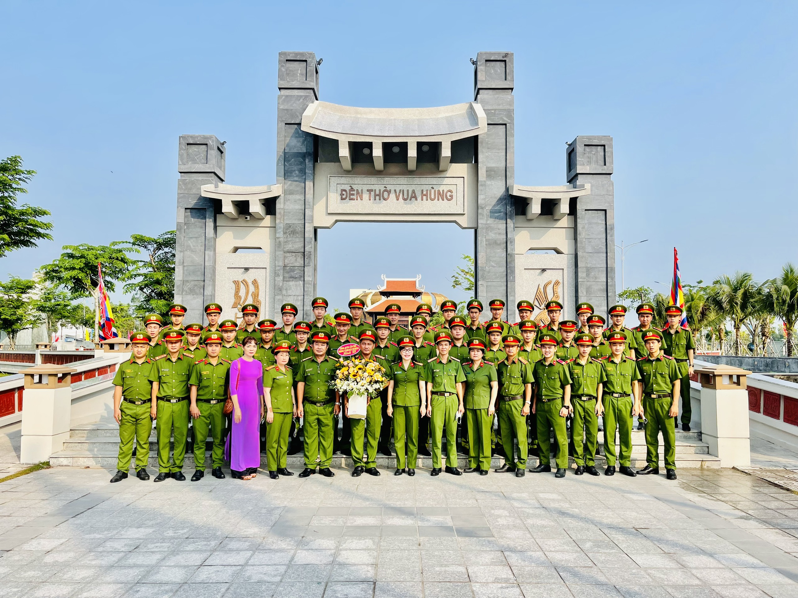 Tập thể Phòng Cảnh sát Cơ động, Công an TP. Cần Thơ chụp hình lưu niệm tại Đền Thơ Vua Hùng TP. Cần Thơ.