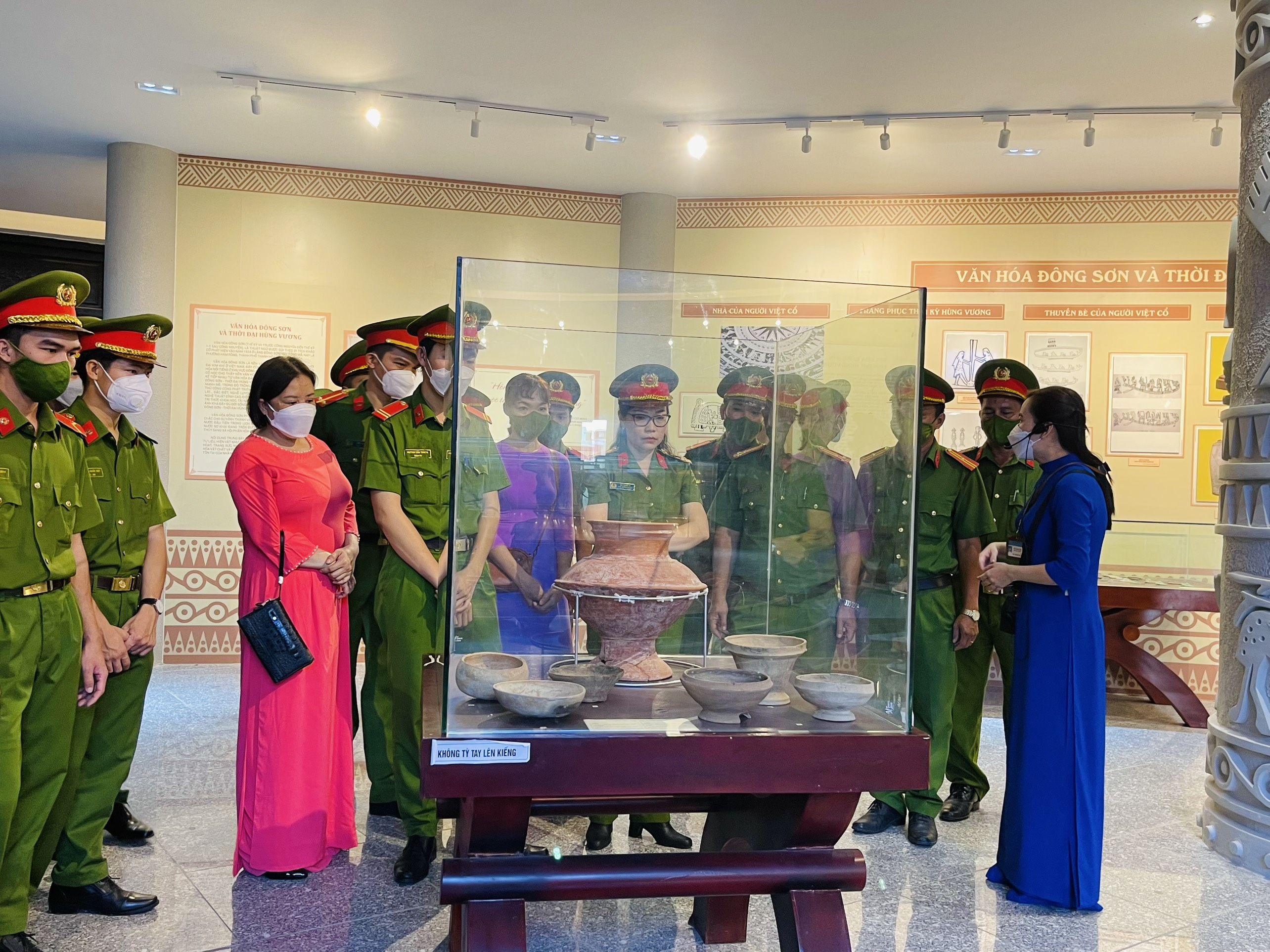 Tham quan, tìm hiểu lịch sử, truyền thống tại phòng trưng bày hiện vật thời Văn Lang.