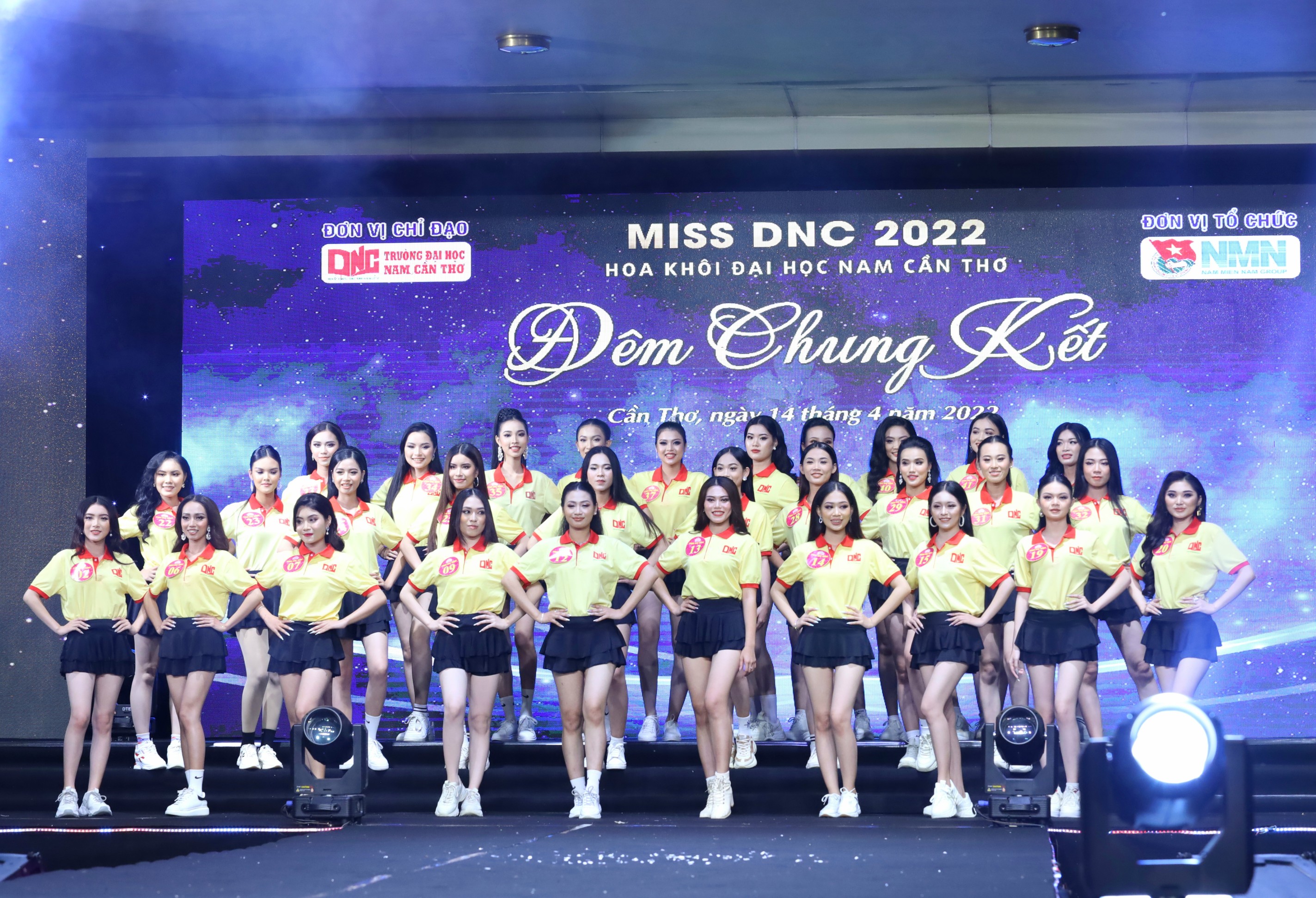 Top 30 thí sinh tham gia đêm chung kết Hoa khôi Đại học Nam Cần Thơ lần thứ VII năm 2022.
