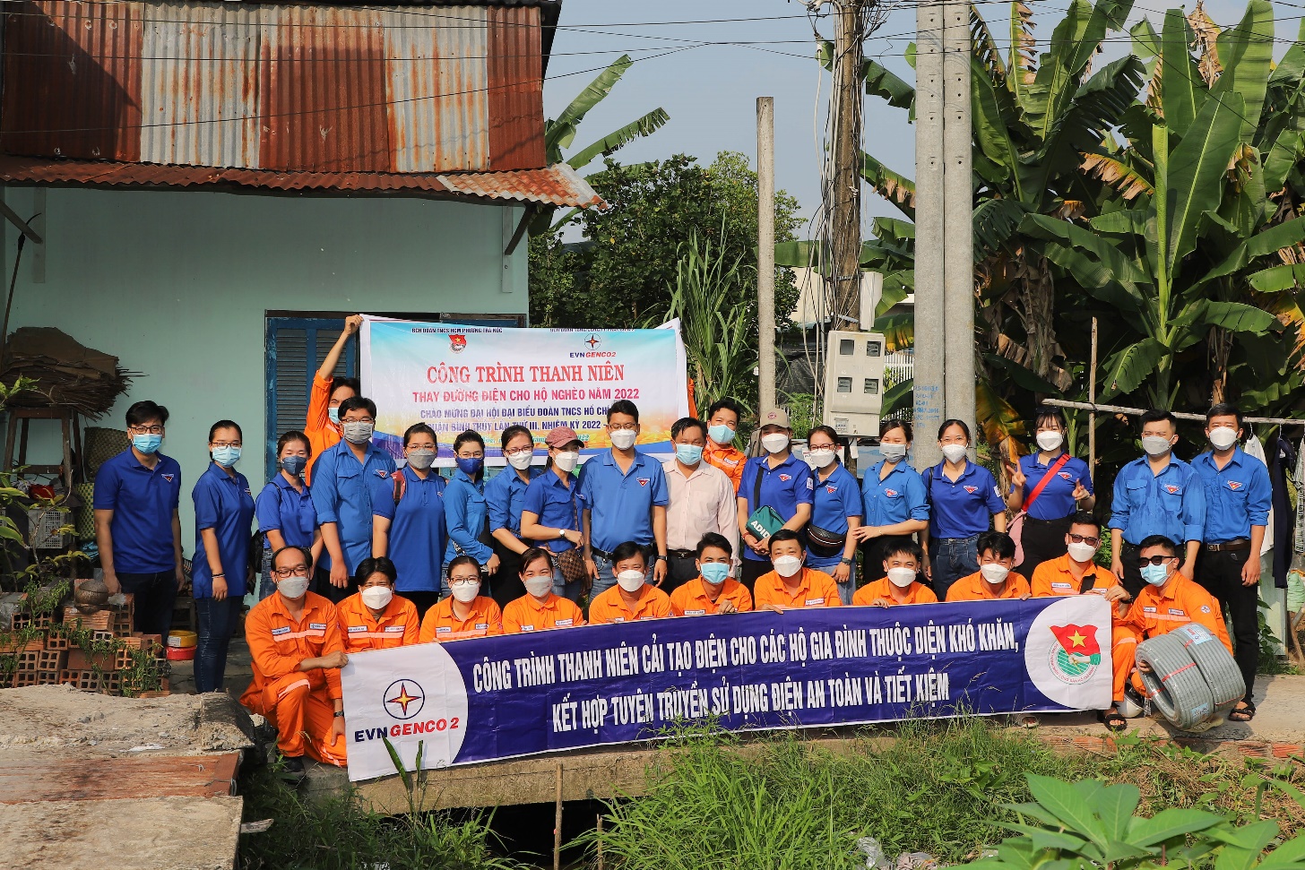 Đoàn viên Thành niên EVNGENCO2 tham gia cải tạo điện cho các hộ gia đình khó khăn.
