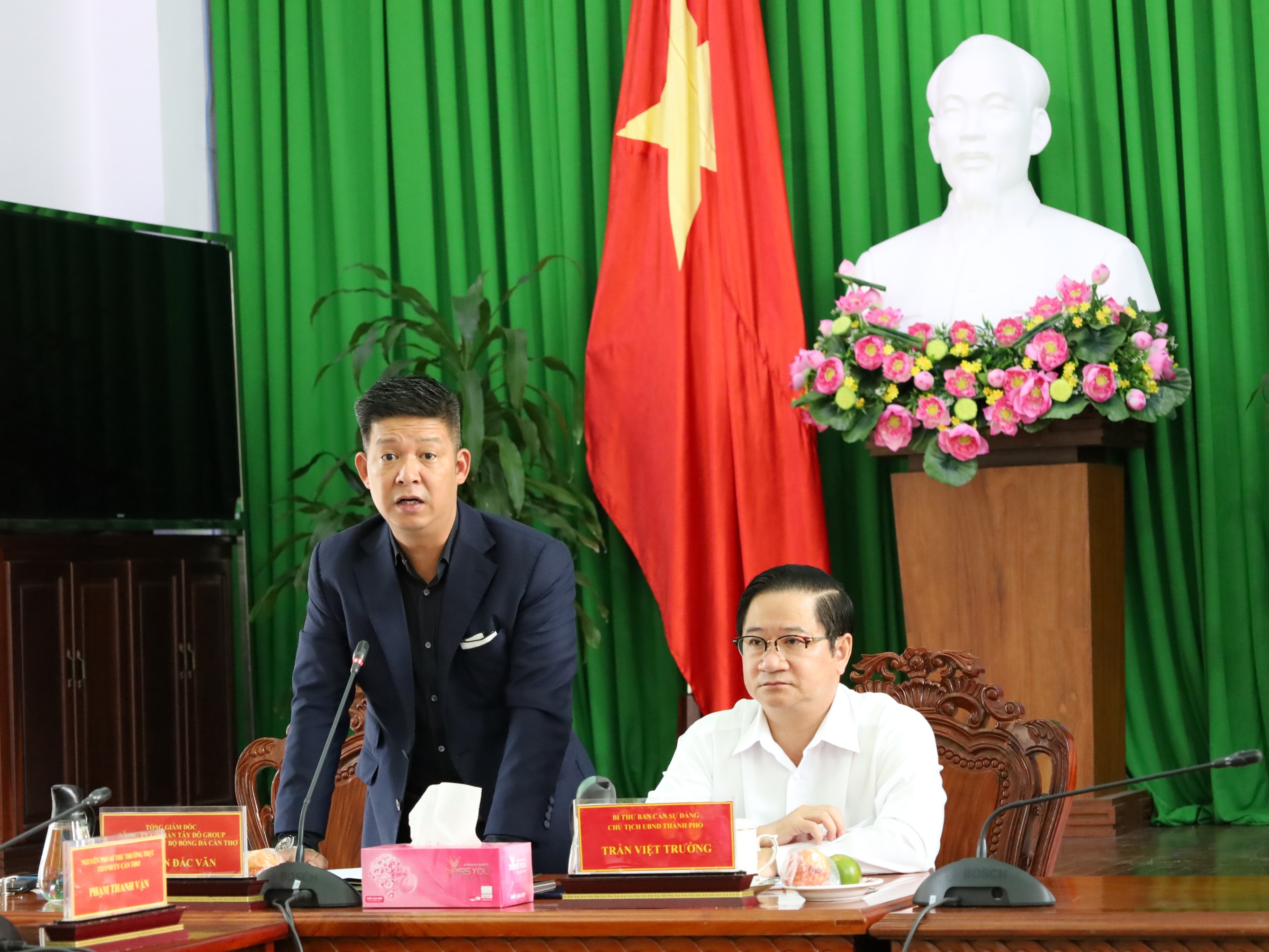 Ông Nguyễn Đắc Văn - Tổng giám đốc CTCP Tây Đô Group, Chủ tịch CLB Bóng đá Cần Thơ thuyết trình giới thiệu về đội bóng cũng như các định hướng phát triển trong tương lai.