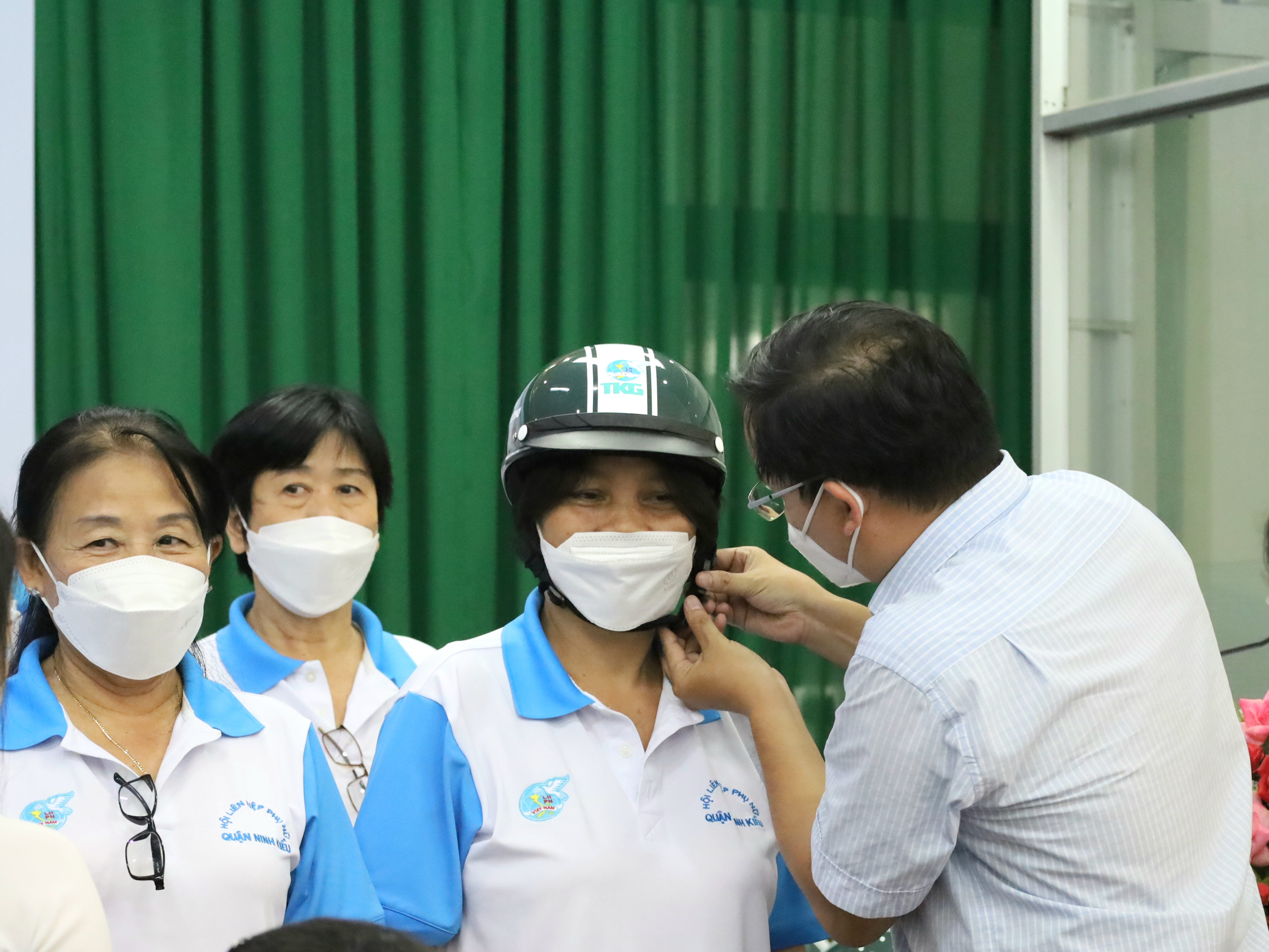 Hội LHPN phường An Bình cũng vận động Công ty TAEKWANG Cần Thơ trao tặng 100 nón bảo hiểm cho chị em tham gia mô hình tự quản về an toàn giao thông.