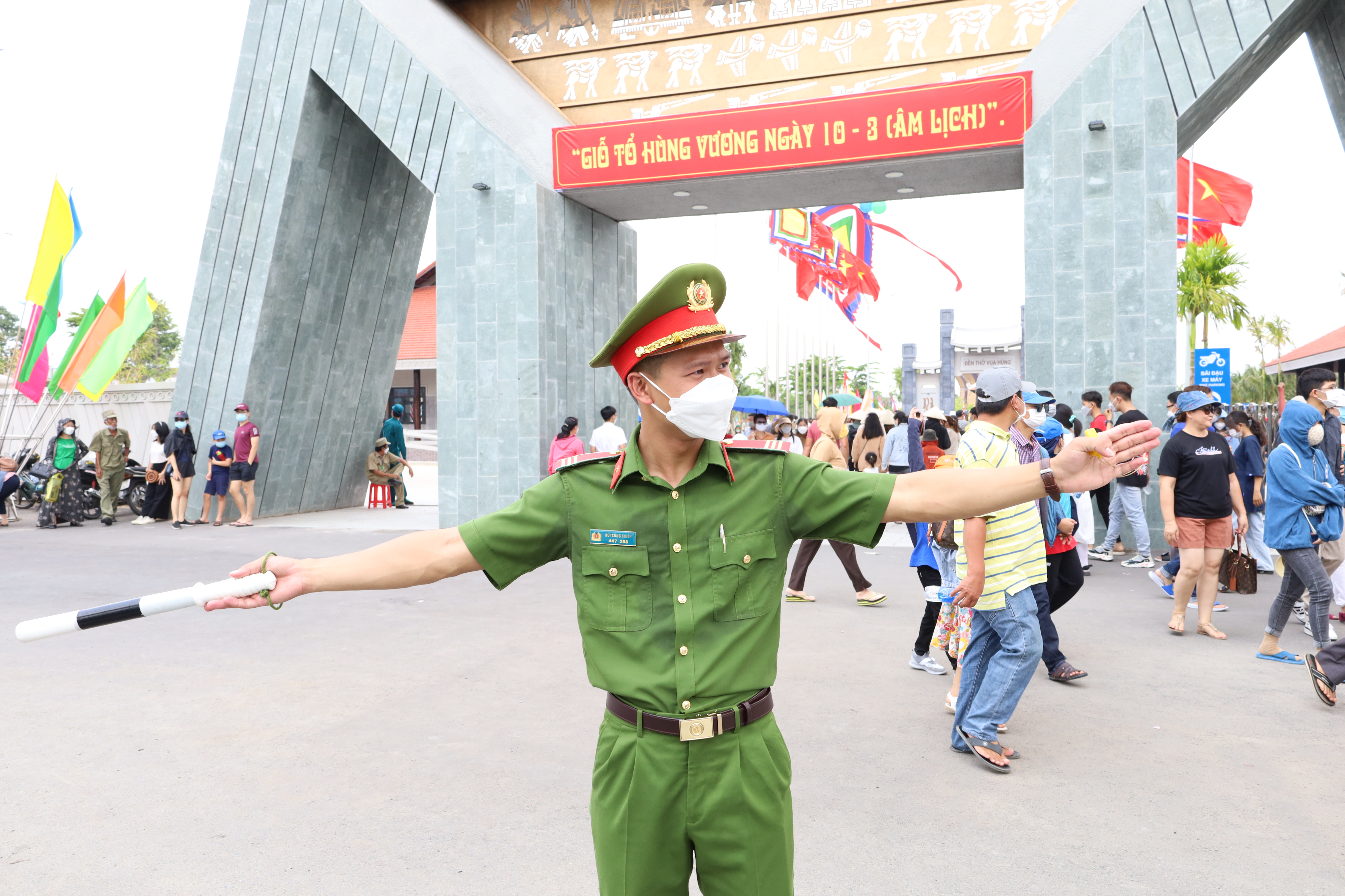 Lực lượng công an điều tiết giao thông trước khu vực Đền Thờ Vua Hùng để bảo đảm giao thông luôn được thông suốt.