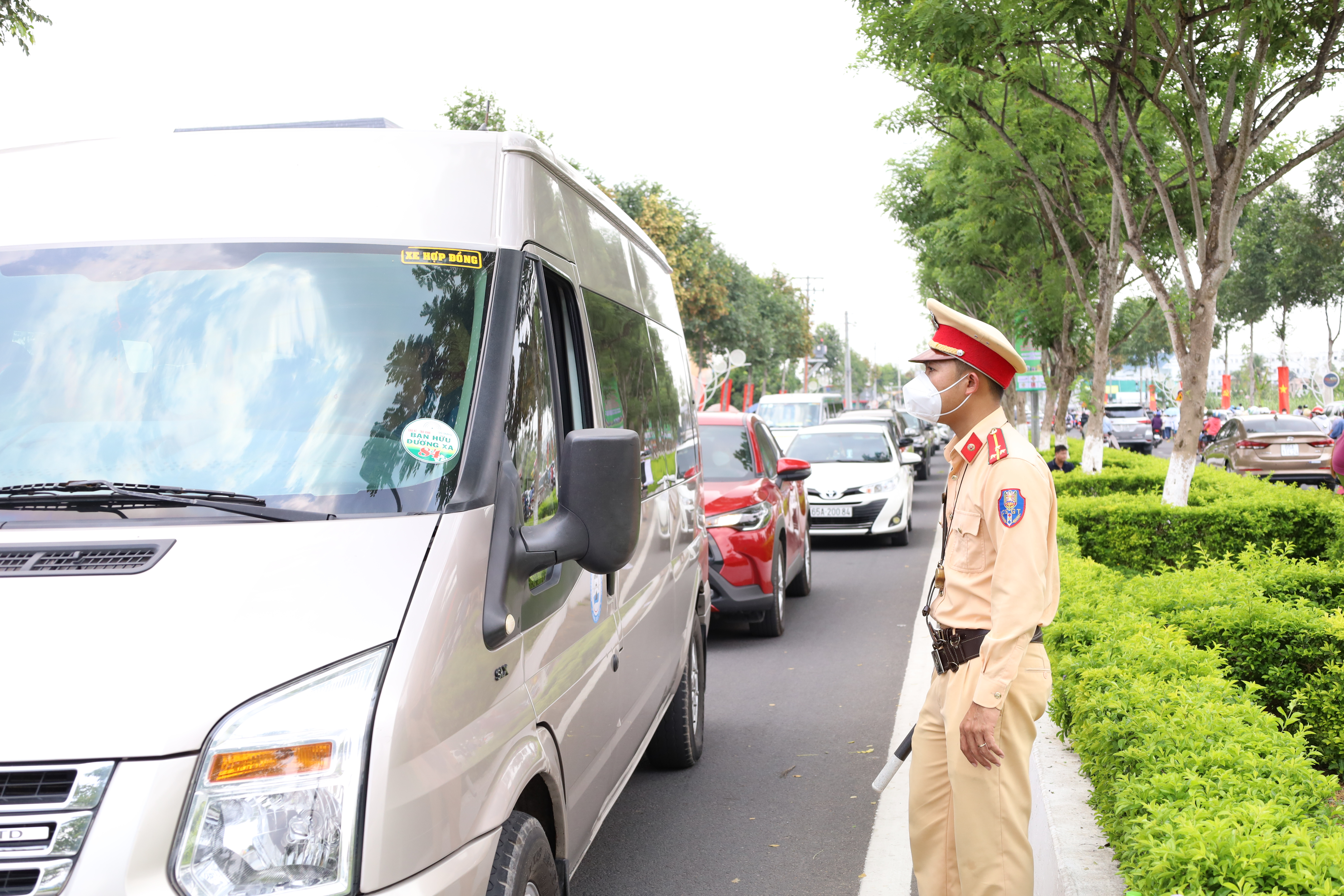 Số lượng khách đến tham gia chuỗi các hoạt động rất đông nhưng giao thông luôn được bảo đảm thông suốt.