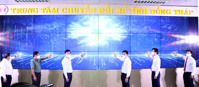 Lãnh đạo tỉnh thực hiện nghi thức khai trương Trung tâm Chuyển đổi số tỉnh Đồng Tháp. Ảnh: dongthapgov.