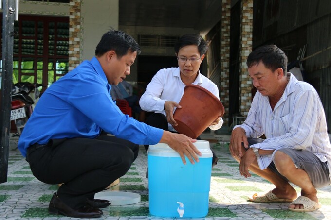 Hướng dẫn người dân cách sử dụng máy lọc nước.