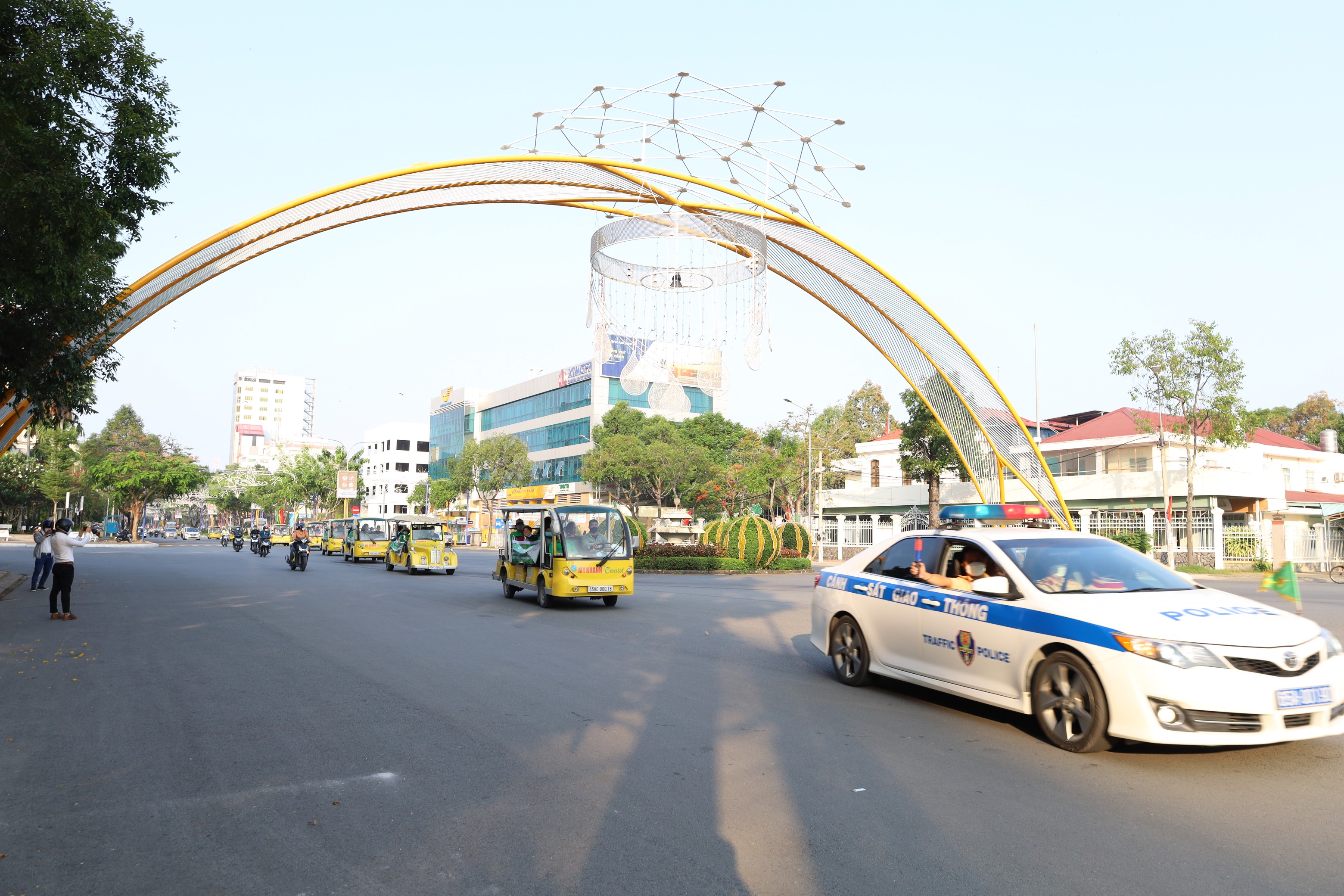 Hội Người khuyết tật TP. Cần Thơ diễu hành bằng xe điện từ trụ sở Hội đến dâng hương tượng đài Chủ tịch Hồ Chí Minh tại Bến Ninh Kiều.
