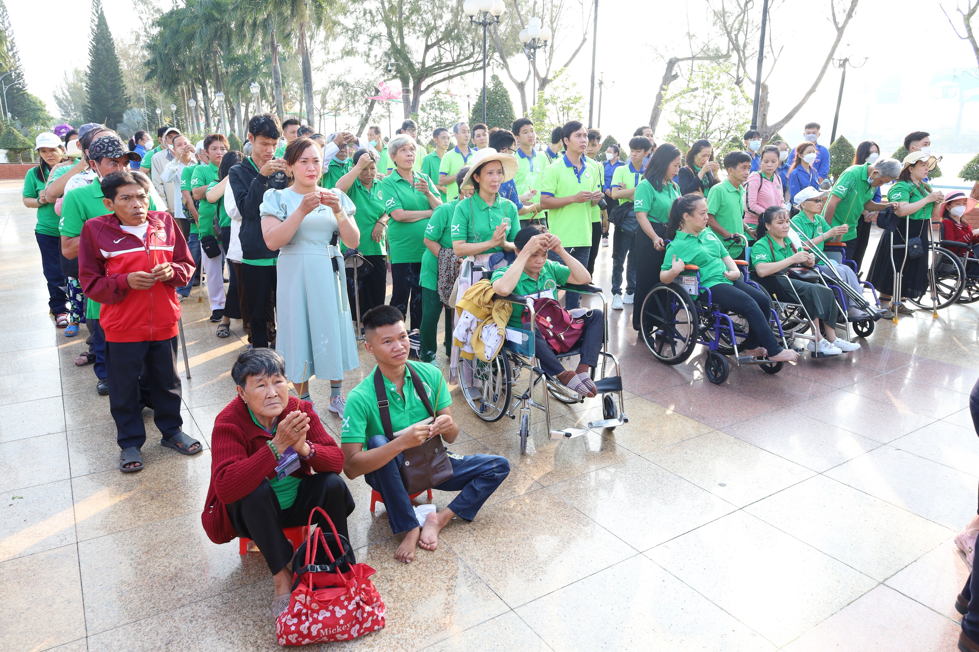 Hội Người khuyết tật TP. Cần Thơ dâng hương tại tượng đài Chủ tịch Hồ Chí Minh.