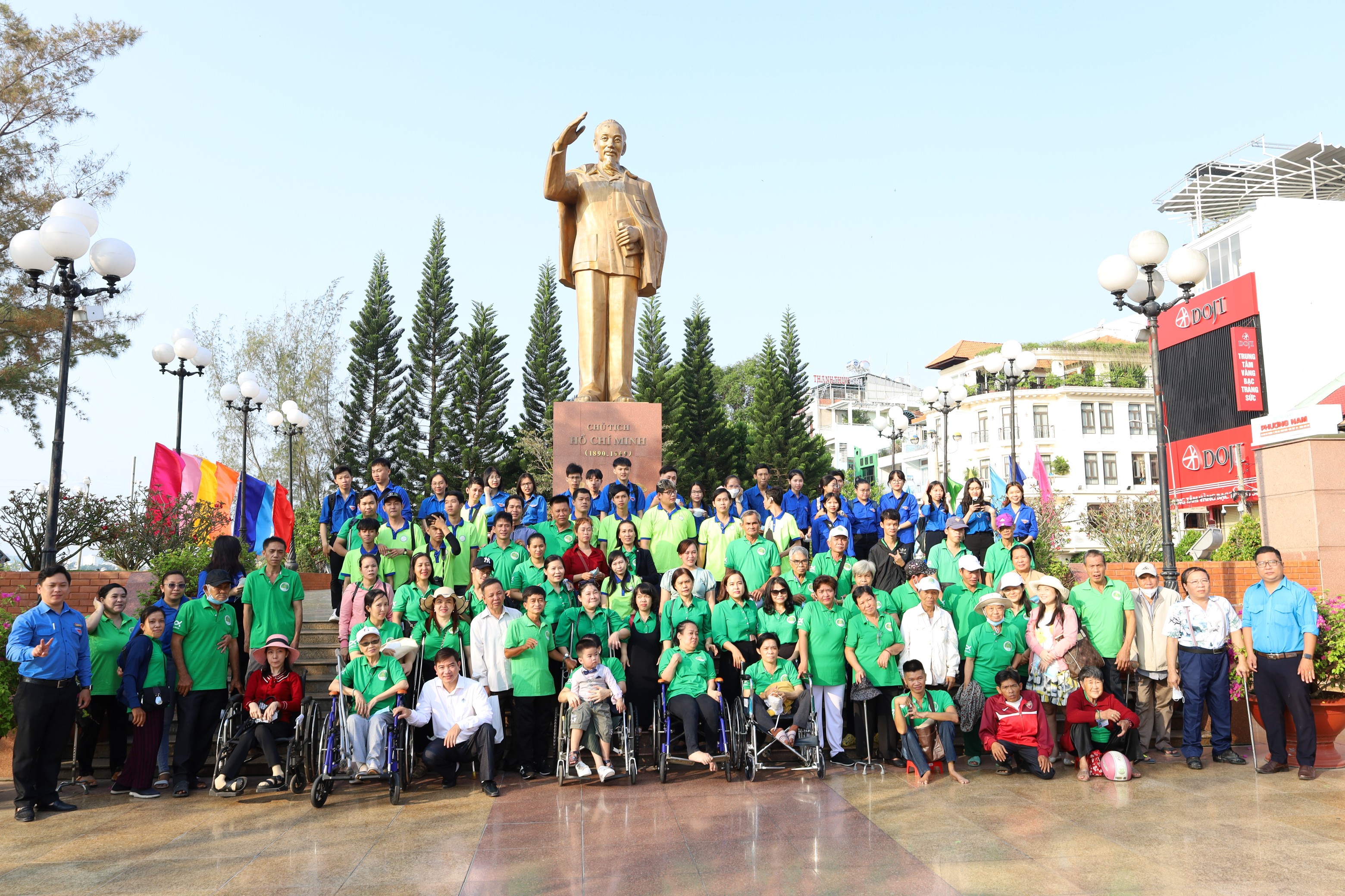 Hội Người khuyết tật TP. Cần Thơ chụp hình lưu niệm tại tượng đài Chủ tịch Hồ Chí Minh.