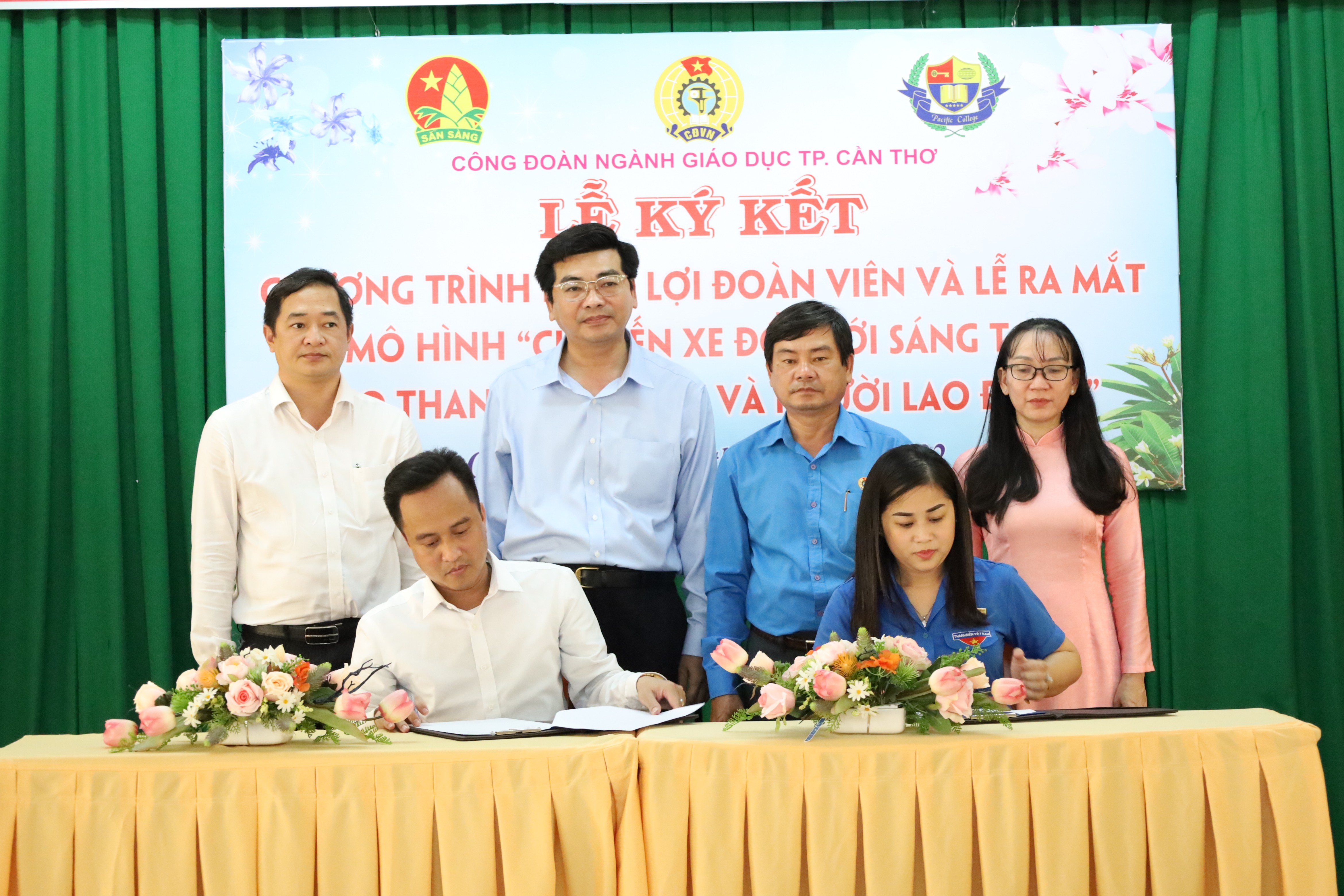 Hội Đồng Đội TP. Cần Thơ và Công ty TNHH Đầu tư và phát triển giáo dục Hùng Vương ký kết thỏa thuận hỗ trợ chương trình.