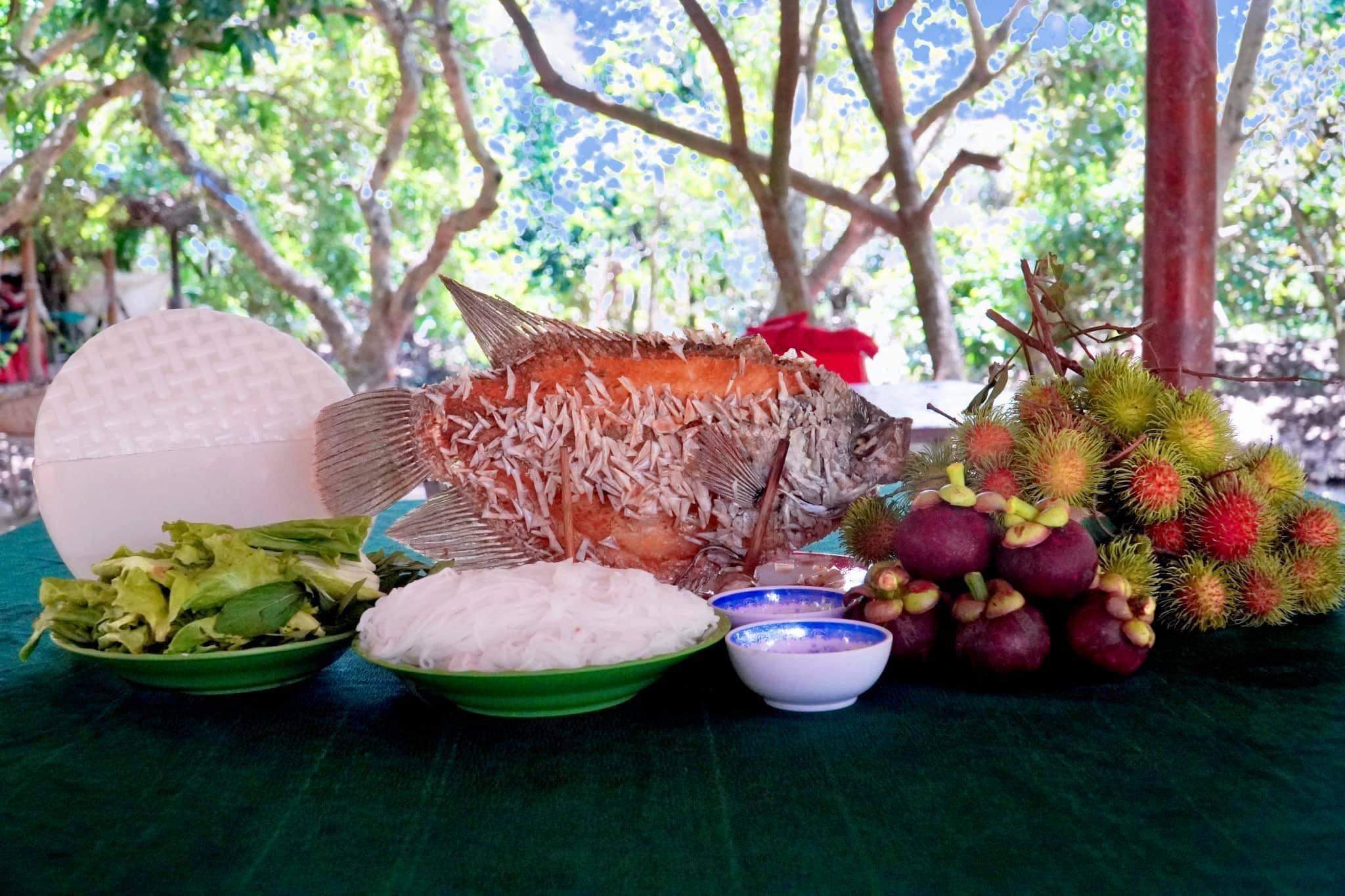 Những vườn trái cây sum sê, những món ăn dân dã đậm chất sông nước luôn thu hút du khách khi đến với Du lịch Vĩnh Long.