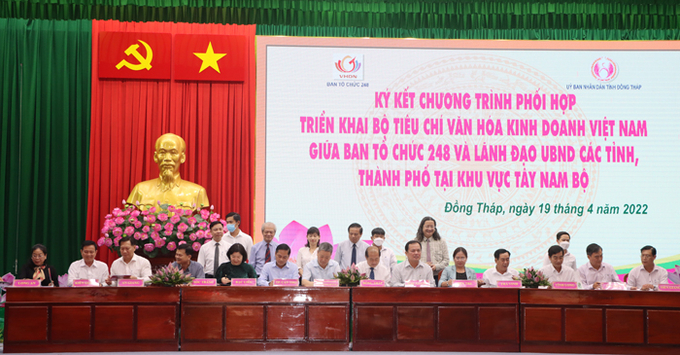 Ký kết Chương trình phối hợp triển khai Bộ Tiêu chí văn hóa kinh doanh Việt Nam. Ảnh: dongthapgov.