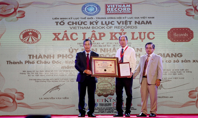 Tổ chức kỷ lục Việt Nam trao bằng và huy hiệu xác nhận kỷ lục cho Thành phố Châu Đốc. Ảnh: angianggov.
