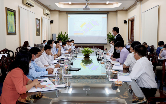 Lãnh đạo Công ty Cổ phần Sản xuất Kinh doanh Xuất nhập khẩu Bình Thạnh trình bày mong muốn đầu tư tại Đồng Tháp. Ảnh: dongthapgov.