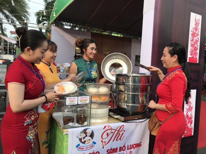Phố ẩm thực người Hoa giới thiệu món há cảo,bánh bao, trà sữa Trung Hoa và chè dưỡng nhan. Ảnh: Quang Vinh.