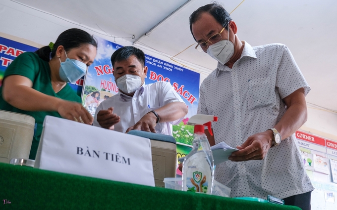 Ông Phạm Phú Trường Giang, Phó Giám đốc Sở Y tế Cần Thơ kiểm tra công tác tổ chức tại bàn tiêm.