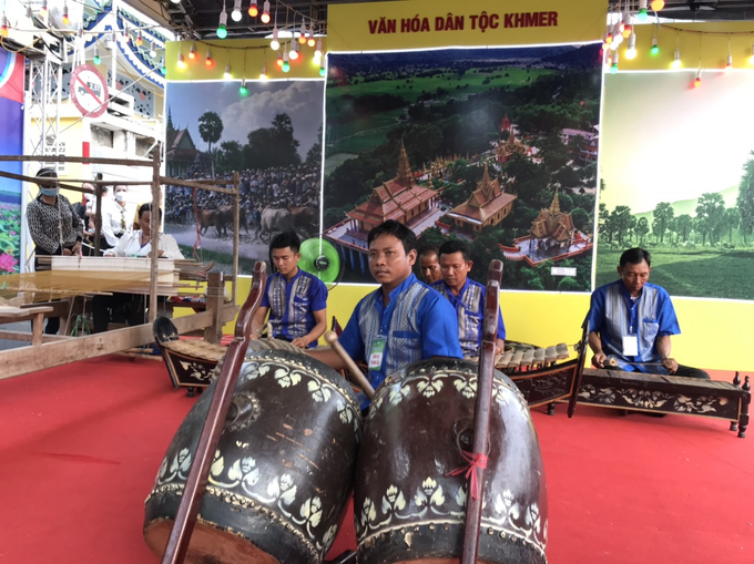 Hoàn nhạc ngũ âm sôi động tại gian hàng Đồng bào dân tộc Khmer. Ảnh: Quang Vinh.