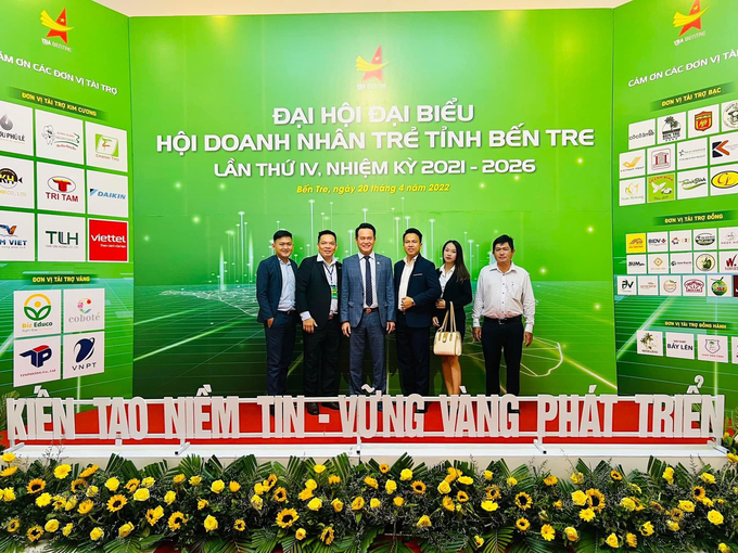 Các đại biểu và ông Đặng Hồng Anh - Chủ tịch Hội Doanh nhân trẻ Việt Nam (thứ 3 từ trái sang).