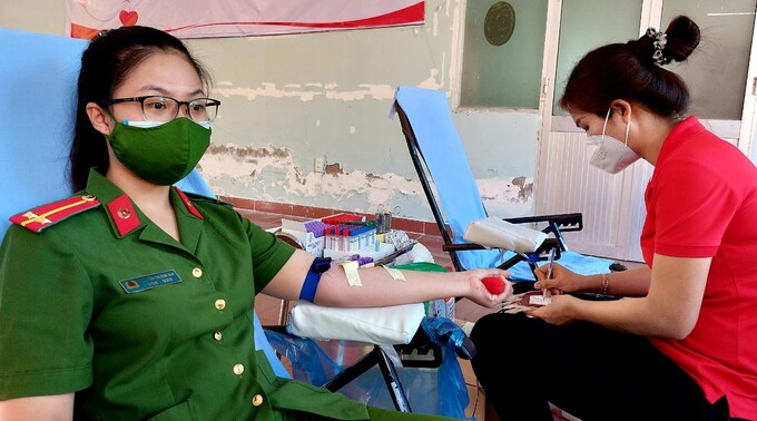 Trung úy Nguyễn Thị Kim Gia tham gia hiến máu.