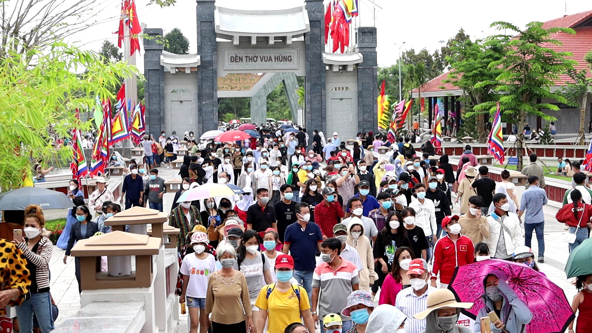 Trong các ngày từ 7 – 11/4 Đền Thờ Vua Hùng TP. Cần Thơ đã đón hơn 70 ngàn lượt khách đến dâng hương, tham quan.