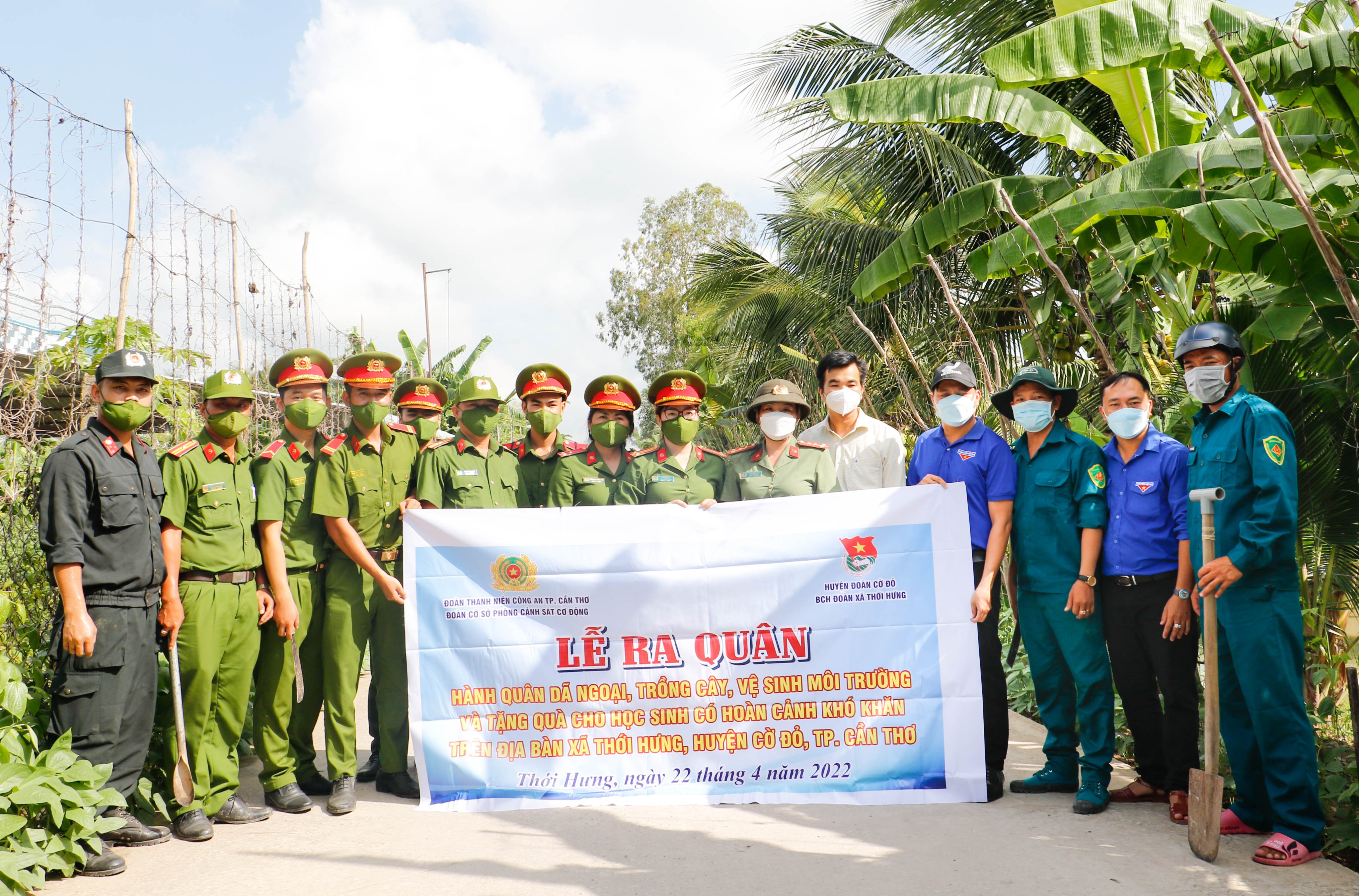 Tuổi trẻ Phòng Cảnh sát cơ động vệ sinh cảnh quan môi trường, trồng cây và hoa tuyến đường nông thôn xã Thới Hưng, huyện Cờ Đỏ, TP. Cần Thơ.