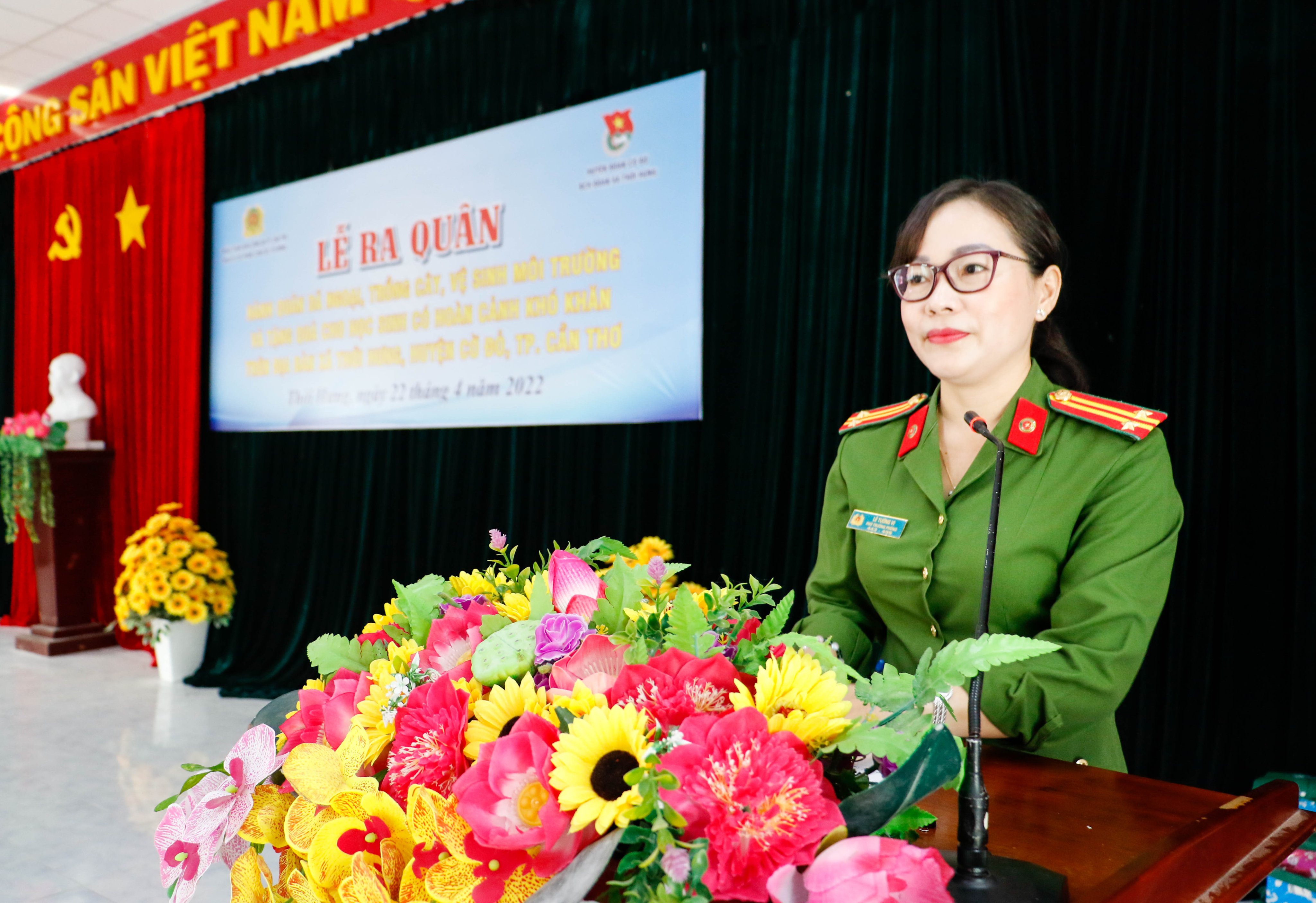 Trung tá Lê Tường Vi – Phó trưởng phòng Phòng Cảnh sát cơ động, Công an TP. Cần Thơ phát biểu tại chương trình.