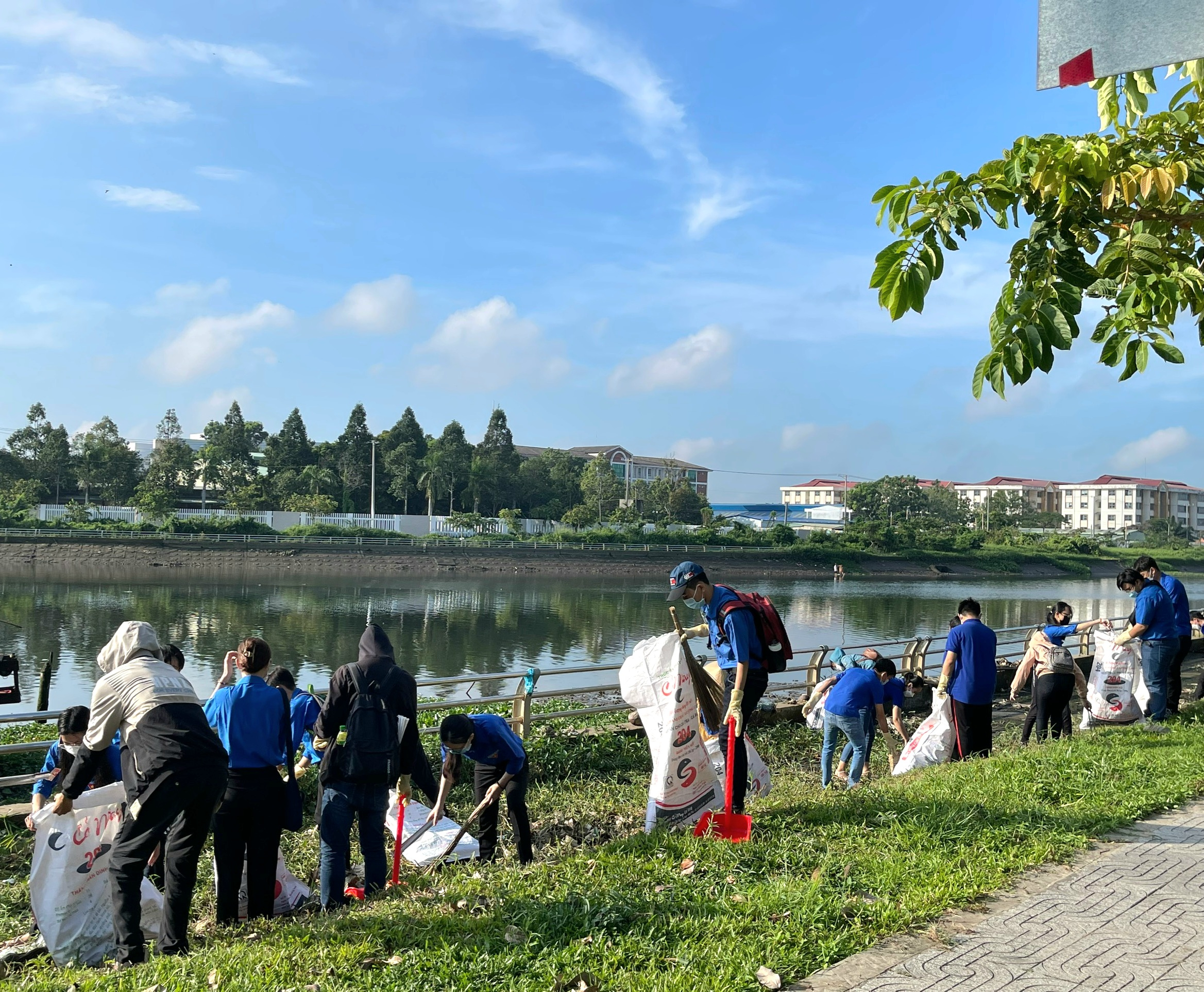 Lực lượng Đoàn viên, thanh niên tha gia thực hiện công trình thanh niên vệ sinh môi trường, thu gom rác bờ kè hồ Bún Xáng.
