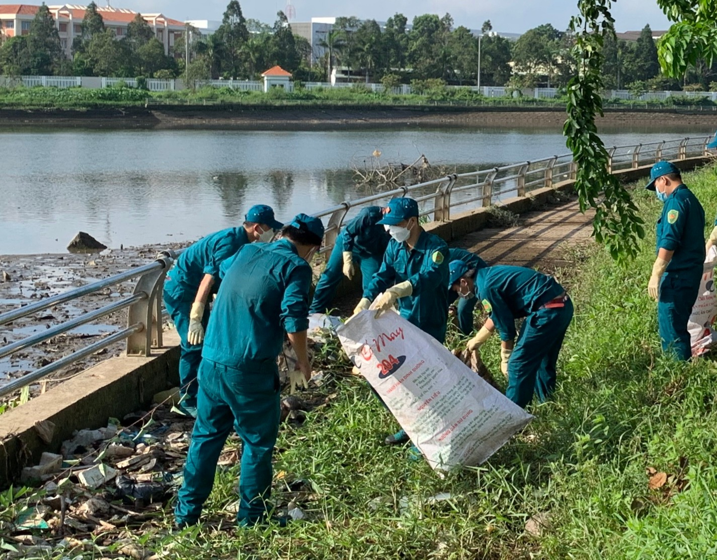 Lực lượng Công an, quân sự tham gia thực hiện công trình thanh niên vệ sinh môi trường, thu gom rác bờ kè hồ Bún Xáng.