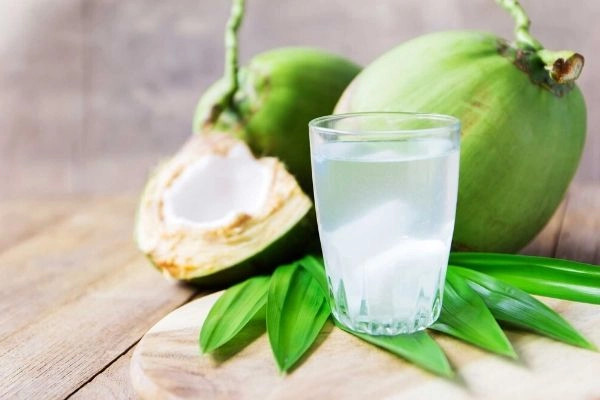 Uống nước dừa sau tiêm vắc xin giúp giảm mệt mỏi và bổ sung nhiều vitamin cho cơ thể