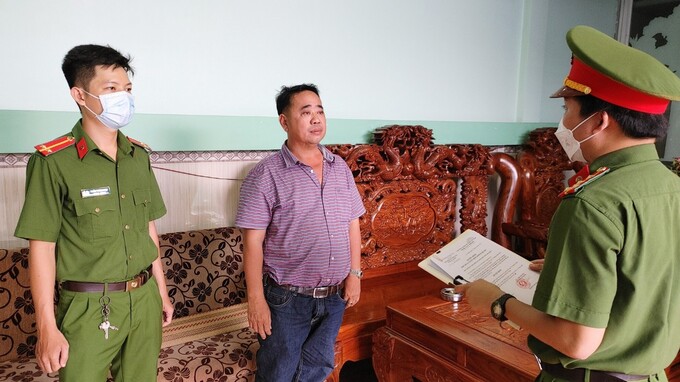 Bị can Ngô Phú Cường nghe Cơ quan Cảnh sát điều tra tống đạt các quyết định khởi tố vụ án, khởi tố bị can.