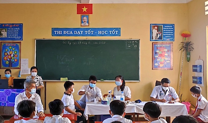 Nhân viên y tế tiêm vắc xin phòng Covid-19 cho học sinh lớp 6, Trường trung học cơ sở Thạnh Hưng, huyện Giồng Riềng. Ảnh: Ngọc Tuốl
