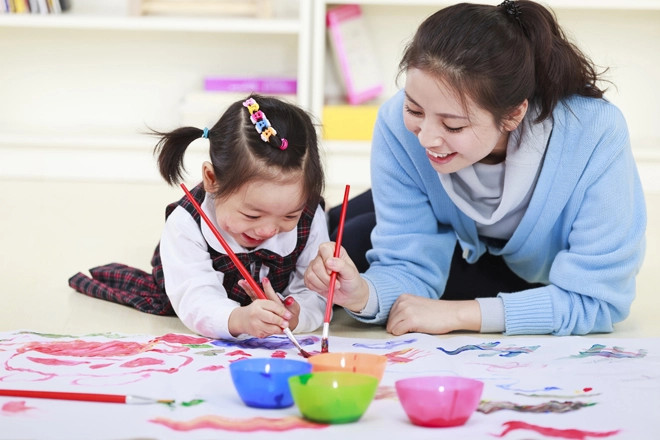 Trẻ tự kỷ được can thiệp sớm sẽ giúp trẻ cải thiện khả năng giao tiếp ngôn ngữ (Ảnh minh hoạ)