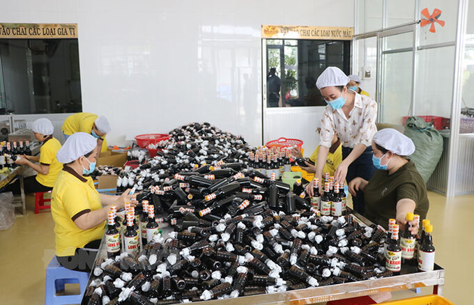 Sản xuất nước màu dừa đặc sản đạt 4 sao tại Chi nhánh Công ty cổ phần Xuất nhập khẩu A Tuấn Khang (TP. Bến Tre). Ảnh: Thạch Thảo