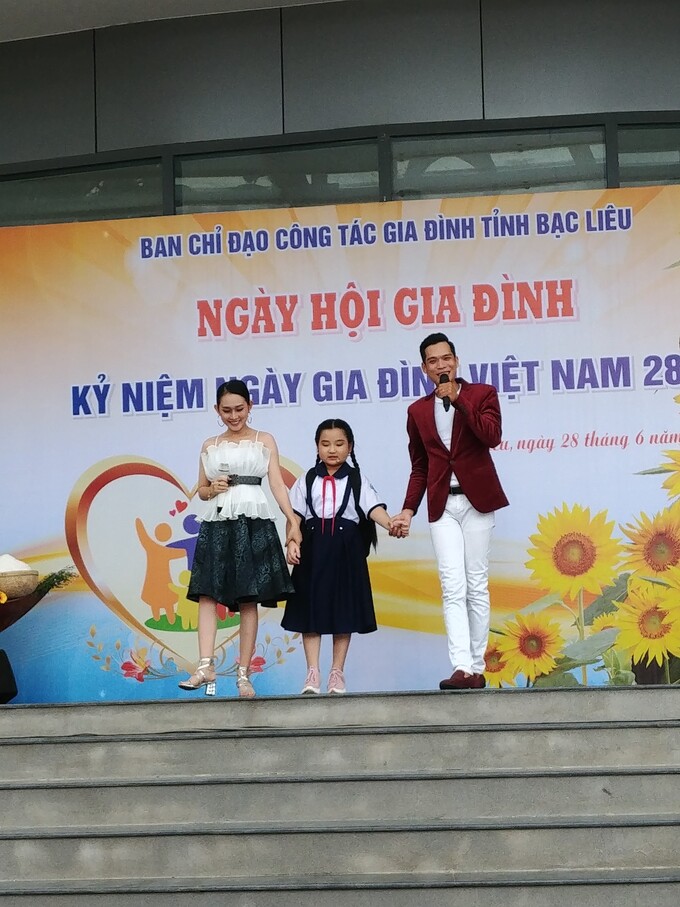 Một tiết mục văn nghệ trong Ngày hội gia đình kỉ niệm ngày gia đình Việt Nam 28/6 do Ban chỉ đạo công tác gia đình tỉnh tổ chức. Ảnh: C.T