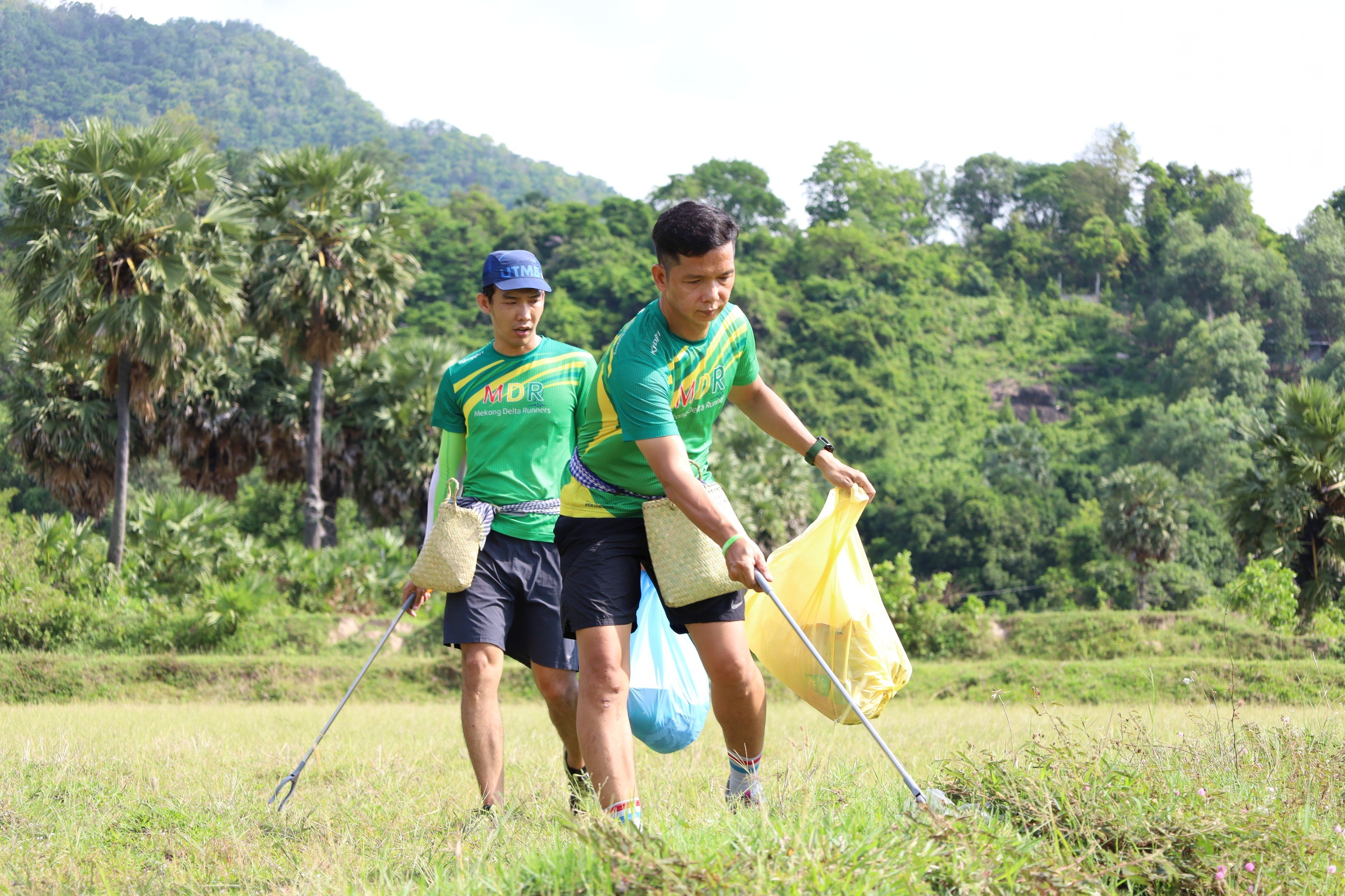 Nhặt rác trên đường trekking để tuyên truyền mọi người cùng tham gia bảo vệ môi trường.
