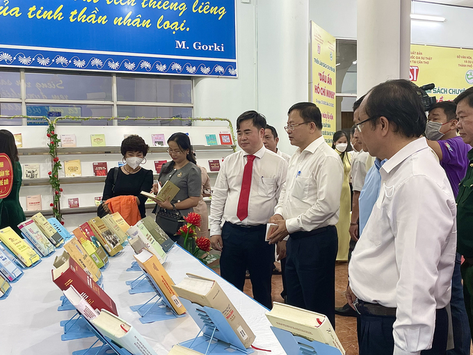 PGS.TS Phạm Minh Tuấn - Giám đốc, Tổng Biên tập NXB Chính trị Quốc gia Sự thật (cà vạt đỏ) cùng các đại diện lãnh đạo tham quan triển lãm.