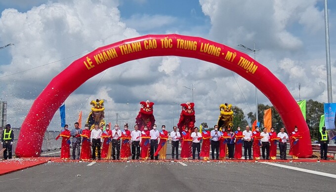 Phó Thủ tướng Lê Văn Thành cùng các đại biểu cắt băng khánh thành cao tốc Trung Lương - Mỹ Thuận.