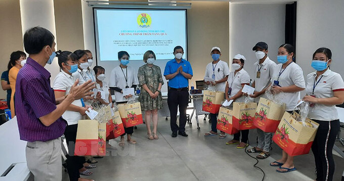 Lãnh đạo Liên đoàn Lao động tỉnh và doanh nghiệp trao quà cho công nhân, lao động nhân dịp Tết Nguyên đán Nhâm Dần 2022. Ảnh: CTV