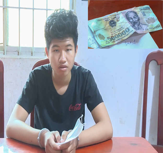 Đối tượng Trần Minh Quang cùng tờ tiền giả mệnh giá 500 ngàn đồng đã bị lực lượng Công an thu hồi.