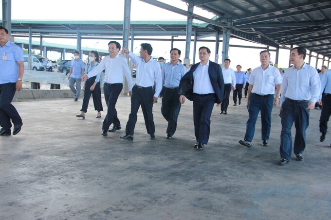 Thủ tướng Chính phủ Phạm Minh Chính dẫn đầu đoàn công tác của Chính phủ đến khảo sát khu bến cảng Trần Đề.