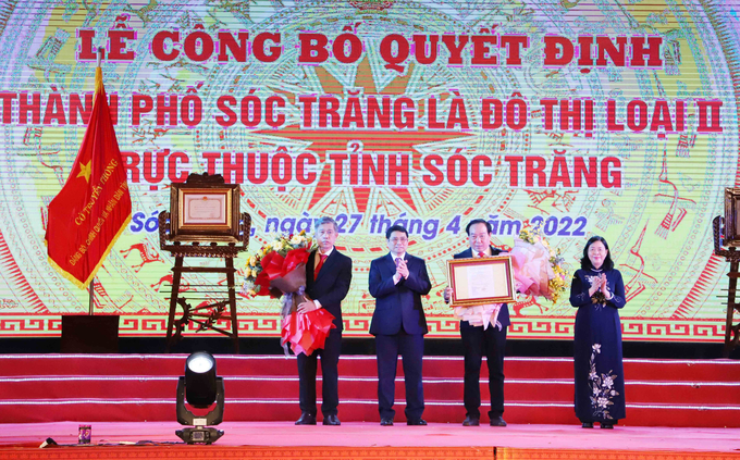 Thủ tướng Chính phủ trao quyết định công nhận TP Sóc Trăng đạt đô thị loại II.
