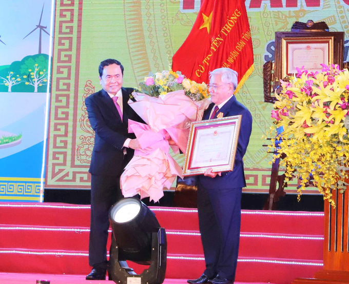 Phó Chủ tịch Thường trực Quốc hội Trần Thanh Mẫn trao Huân chương độc lập hạng Nhì cho ông Phan Văn Sáu, nguyên Bí thư tỉnh ủy Sóc Trăng.