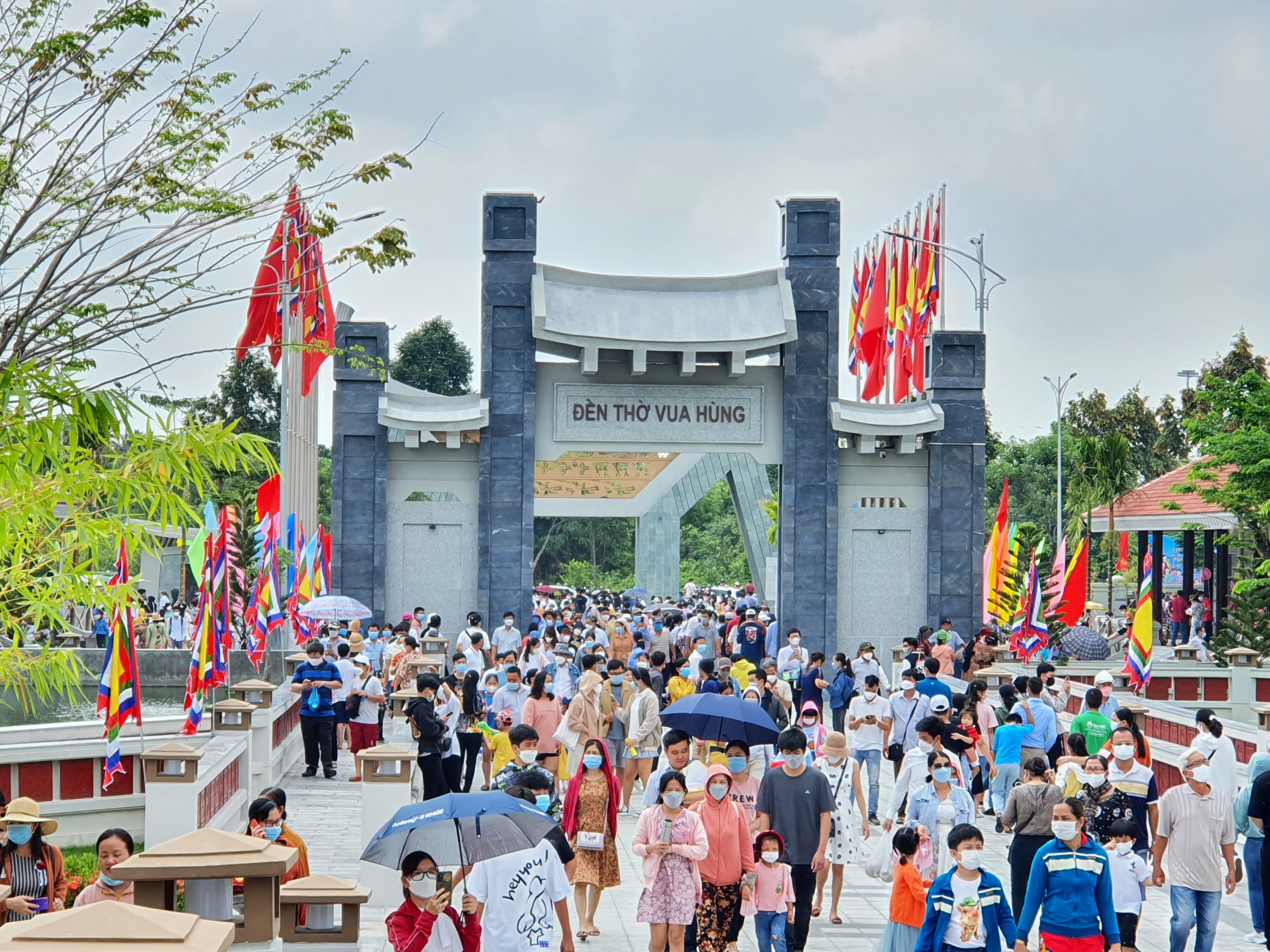 Từ 7 – 11/4 vừa qua Đền Thờ Vua Hùng TP. Cần Thơ đã đón hơn 70 ngàn lượt khách đến dâng hương, tham quan.