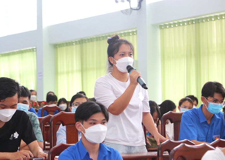 Sinh viên đặt câu hỏi tại hội nghị đối thoại giữa lãnh đạo Trường Đại học Kiên Giang với sinh viên năm học 2021-2022.