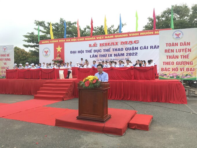 Ông Nguyễn Quốc Cường - Phó Bí thư, Chủ tịch UBND quận Cái Răng đọc diễn văn khai mạc.
